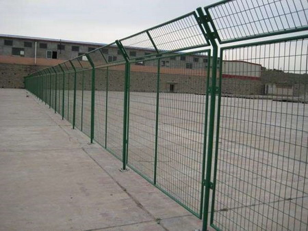 证绿化护栏安装竣工后上下端的平直度,车间隔离围网常用的的颜色：草绿色、蓝色或者黄色色为常用