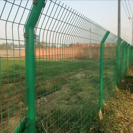 栏网采用包塑的铁丝网,高速路围栏网产品常见规格